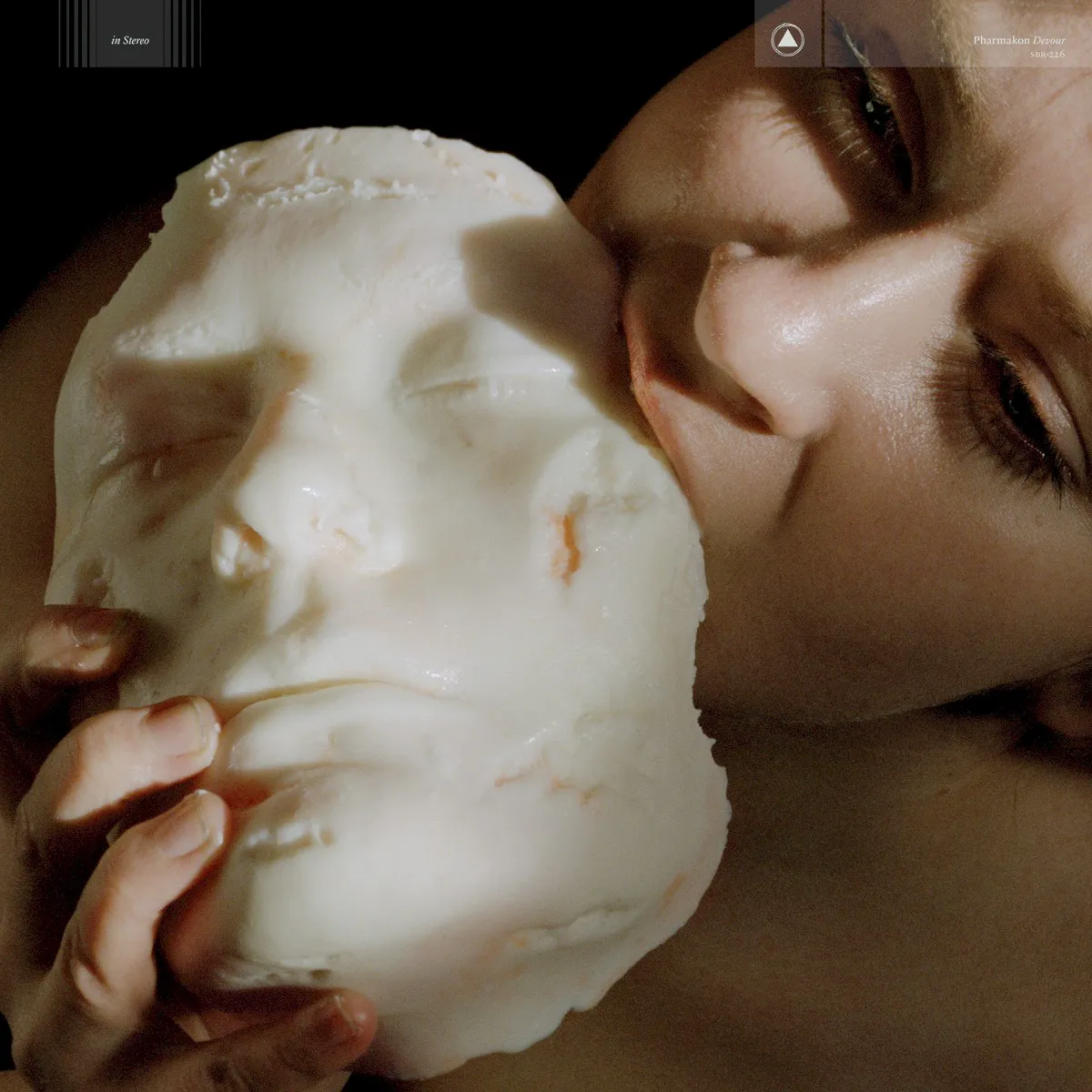 Obal alba Devour